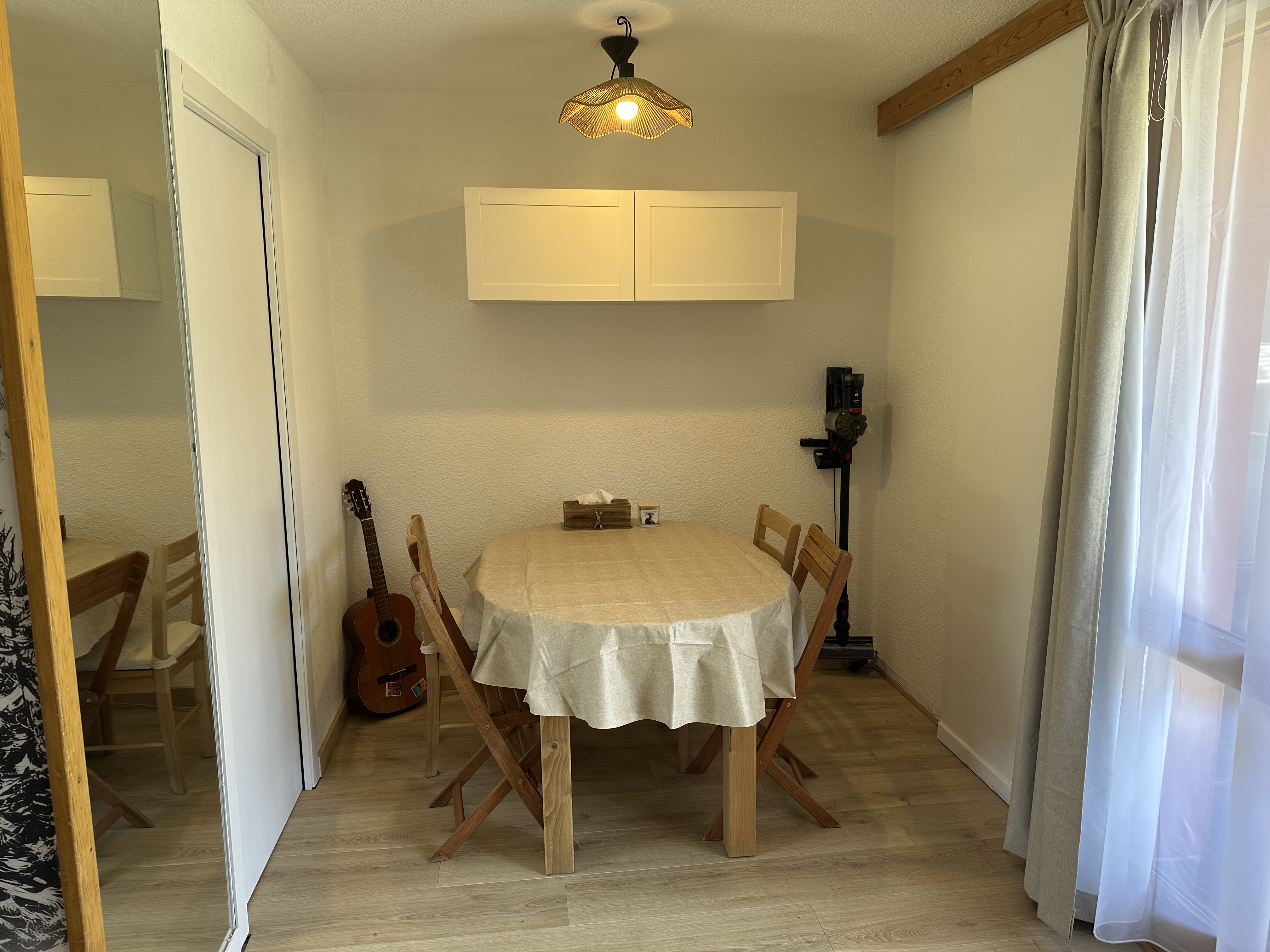 Salle à manger - table extensible de 2 à 4 personnes